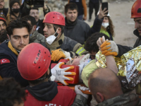 ČUDA SE DEŠAVAJU: Nakon 182 sata ispod ruševina spašen 12-godišnjI Kaan (VIDEO)