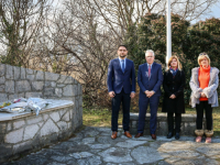 'U IME AMERIČKOG NARODA...': Ambasador Michael Murphy odao počast žrtvama ratnih zločina u Sutini i Uborku