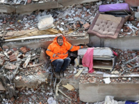 FOTOGRAFIJA KOJA JE POTRESLA SVIJET: Otac drži ruku preminule kćerke