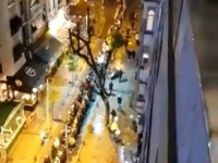 SNIMAK S ULICA ISTANBULA: Građani sa ruke na ruku prebacuju pakete pomoći u kamione za jug Turske (VIDEO)