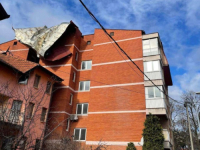 NEVRIJEME U BIJELJINI: Vjetar obarao stabla, oštećen i krov (FOTO)