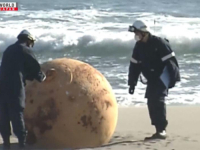 MISTERIOZNA KUGLA OSVANULA NA JAPANSKOJ PLAŽI: Vlasti nemoćno tvrde - nemamo pojma o čemu je riječ (VIDEO)