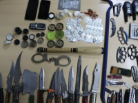 UHAPŠEN MLADIĆ U BUGOJNU: Policija pronašla 29 noževa, pajser, drogu i palicu (FOTO)