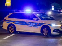 NIJE BILO VREMENA ZA ČEKANJE: Policajci porodili ženu u stanu, a jedan od njih bebi odmotao pupčanu vrpcu koja se omotala oko vrata