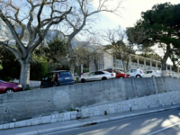 STRAVIČNA TRAGEDIJA U SUSJEDSTVU: Žena izišla iz auta pred Domom zdravlja, pala u provaliju i preminula od zadobivenih povreda