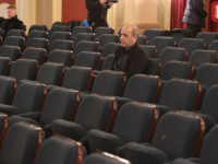 PONIŽENE SU ŽRTVE, PONIŽENO JE SARAJEVO: Razočaravajuće mali broj na komemoraciji ubijenima na Markalama, Narodno pozorište bilo skoro prazno (FOTO)
