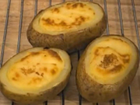 SPECIJALITET NA AMERIČKI NAČIN: Napravite punjeni pečeni krompir i iznenadite ukućane (VIDEO)