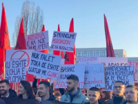 'KOSOVO REPUBLIKA, NEMA SRPSKE ZAJEDNICE': Veliki protesti na ulicama Prištine, evo šta su Albanci poručili Srbima