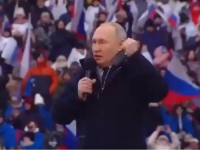RUSI GA ČEKALI NA MINUS 12 STEPENI: Pogledajte trenutak kada se Putin pojavio na prepunom Lužnjiki stadionu (VIDEO)