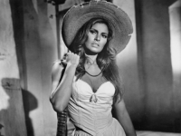 PREMINULA RAQUEL WELCH: Slavna glumica izgubila ŽIVOTNU bitku