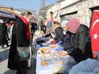 PLEMENITA AKCIJA: Turkinje u Sarajevu prodaju hranu kako bi pomogle žrtvama zemljotresa (FOTO)