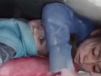 SCENE IZ TURSKE I SIRIJE KIDAJU DUŠU: Sestrica tijelom štiti svog mlađeg brata da ga ne zatrpaju ruševine (VIDEO)