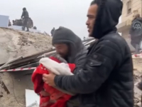 POTRESNE SCENE: Sirijac u suzama nosi mrtvu bebu nakon razornog zemljotresa (VIDEO)