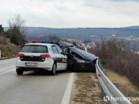 POLICIJA UČESTVOVALA U TEŠKOM SUDARU NA CESTI MOSTAR - ČITLUK: Poginula jedna osoba, povrijeđena tri policajca
