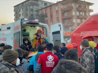 NAKON VIŠE OD 180 SATI: Dva brata (8 i 15 godina) spašena ispod ruševina u centru Antakye (VIDEO)