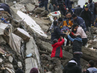 DOK SPASIOCI TRAGAJU ZA PREŽIVJELIMA: Broj poginulih u stravičnom potresu prešao 37 hiljada