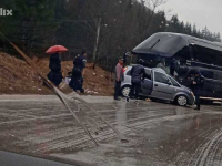 TEŠKA SAOBRAĆAJNA NESREĆA U ČEVLJANOVIĆIMA: Automobil podletio pod autobus s igračima Veleža, povrijeđeno najmanje šest osoba