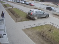 ZASTRAŠUJUĆA SNIMKA KRUŽI DRUŠTVENIM MREŽAMA: Otac u posljednji tren spasio dijete od pomahnitalog vozača... (VIDEO)