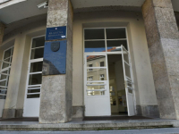 'UČENICI SU U ŠOKU': Mladić s mačetom upao u gimnaziju, policija ga traži