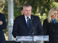 VIŠKOVIĆ SE IZGUBIO, NA ZASTUPNIČKA PITANJA ODGOVARA ŠEF NJEGOVOG KABINETA: Još se ne zna koliko je zaposlenih u javnom sektoru RS-a koji su...