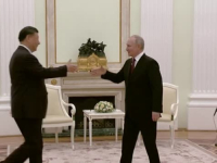 SNIMAK SUSRETA PUTINA I XIJA OBIŠAO SVIJET: Pogledajte kako ruski predsjednik pokušava sakriti svoje drhtave ruke (VIDEO)