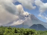 DŽINOVSKI OBLAK PEPELA PREKRIO NEBO: Pogledajte snimak erupcije velikog vulkana u Indoneziji u području gdje živi oko 250 hiljada ljudi (FOTO, VIDEO)