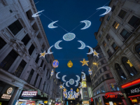 LONDON PRVI PUT UKRAŠEN ZA RAMAZAN: Oko 30.000 lampi u najpoznatijoj ulici; Koncept rasvjete pripremio je...