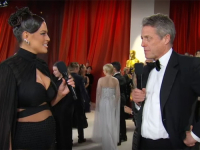 HJUŽE, DRUŽE, ŠTA TI BI: Hugh Grant na meti kritika zbog ponašanja na dodijeli 'Oscara' (VIDEO)