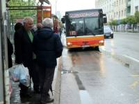 NAG ČOVJEK NAPAO ŽENU USRED BANJE LUKE: Šokantnoj sceni svjedočili su građani koji su, kao i ona, na stanici...