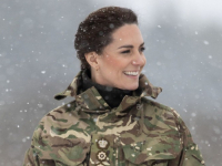 KAKO NALAŽE PRILIKA: Catherine Middleton u izdanju prilagođenom vojničkim vježbama (FOTO)