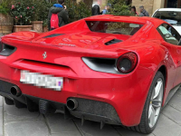 ODMAH JE ŽESTOKO KAŽNJEN: Amerikanac parkirao Ferrari nasred slavnog trga u Firenci