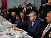 'RAMAZAN, MJESEC SARADNJE, DIJELJENJA I PRIJATELJSTVA': Erdogan prvi iftar dočekao u kontejnerskom naselju sa žrtvama zemljotresa