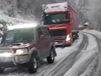 'SVAKA ČAST MOMCI': Ovdje je snijeg toliko napadao da su teretnjaka izvlačili džipom, i uspjeli su (VIDEO)