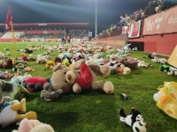 LIJEPE SLIKE IZ HERCEGOVINE: Navijači Veleža na teren stadiona Rođeni ubacili igračke za djecu Turske i Sirije (FOTO, VIDEO)