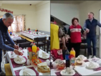 SAMO VESELO: Borenović korisnicama javne kuhinje darovao medenjake, na kraju zaigrao i kolo (VIDEO)