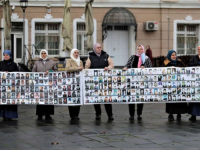 MAJKE I ŽENE SREBRENICE SE OKUPILE U TUZLI: Ogorčenje zbog rođendanske čestitke zločincu Ratku Mladiću