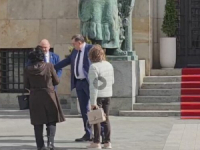 KAMERE ZABILJEŽILE: Milorad Dodik dijelio novac u Banjaluci (VIDEO)