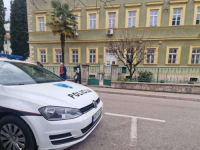 DRAMA U MOSTARU: Policija ne dozvoljava ulazak u Srednju medicinsku školu, razlog je...