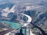 NA JUGU DRŽAVE GRADI SE PUNOM PAROM: Most Počitelj pred spajanjem, pogledajte najnovije snimke iz zraka (VIDEO)
