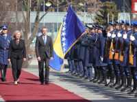 'SB' NA LICU MJESTA: Premijer Slovenije Robert Golob doputovao u službenu posjetu BiH, dočekala ga Krišto (FOTO)