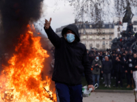 ESKALIRALI PROTESTI U FRANCUSKOJ: Gomila ljudi na ulicama, policija baca suzavce