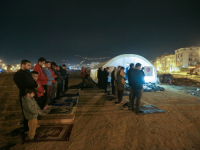 DIRLJIVI PRIZORI SA JUGOISTOKA TURSKE: Muslimani u zemljotresom pogođenim gradovima klanjali prvu teraviju (FOTO)