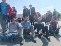RADNIČKI NEPOSLUH SE NASTAVLJA: Zenički rudari prekinuli blokadu M-17, neće obnoviti proizvodnju dok...