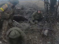 SNIMKA KOJA LEDI KRV U ŽILAMA: Snimljen juriš na ruski rov i trenutak kada se agresori predaju (VIDEO)