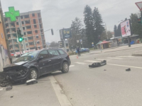 SUDAR U CENTRU BH. GRADA: Povrijeđena jedna osoba, Renault se zabio u zid (FOTO)