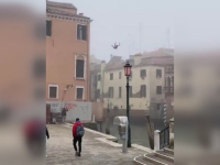 NEVJEROVATNO: S trećeg sprata skočio u kanal, pogledajte ovu vratolomiju za koju bi gradonačelnik Venecije dao 'certifikat za glupost' (VIDEO)