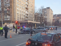 ŽESTOK SUDAR DVA AUTOMOBILA NA GRBAVICI:  Dvije osobe prebačene na KUM, stepen povreda zasad nepoznat