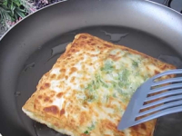 KULINARSKI HIT SA ISTOKA: Na brzinu napravite prženu povrtnu pitu na tavi, idealan doručak… (VIDEO)