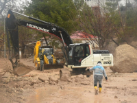 UŽASNE SLIKE S JUGA TURSKE, OPET: Poplave odnose i kontejnere u kojima žive porodice koje su nedavno ostale bez domova