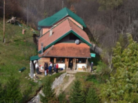 VATRA PROGUTALA LOVAČKI DOM U BLIZINI TRNOVA: Vatrogascima trebalo više od dva sata da lokalizuju požar